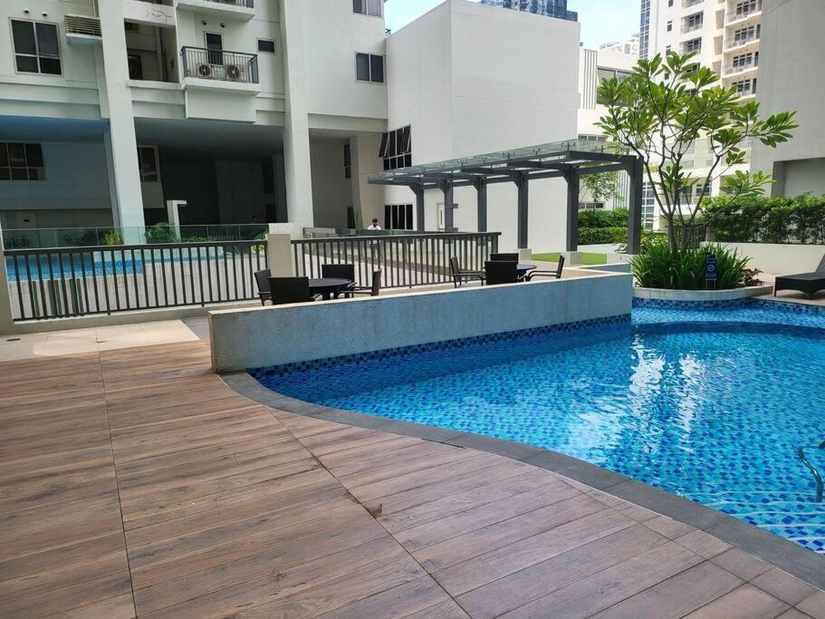 Luxury @ Bgc Sleeps 6 Comfortably Fast Wifi Pool! Apartamento Manila Exterior foto