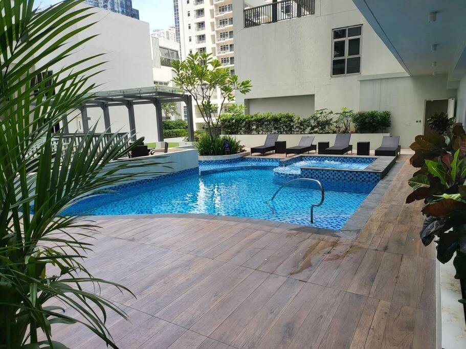 Luxury @ Bgc Sleeps 6 Comfortably Fast Wifi Pool! Apartamento Manila Exterior foto