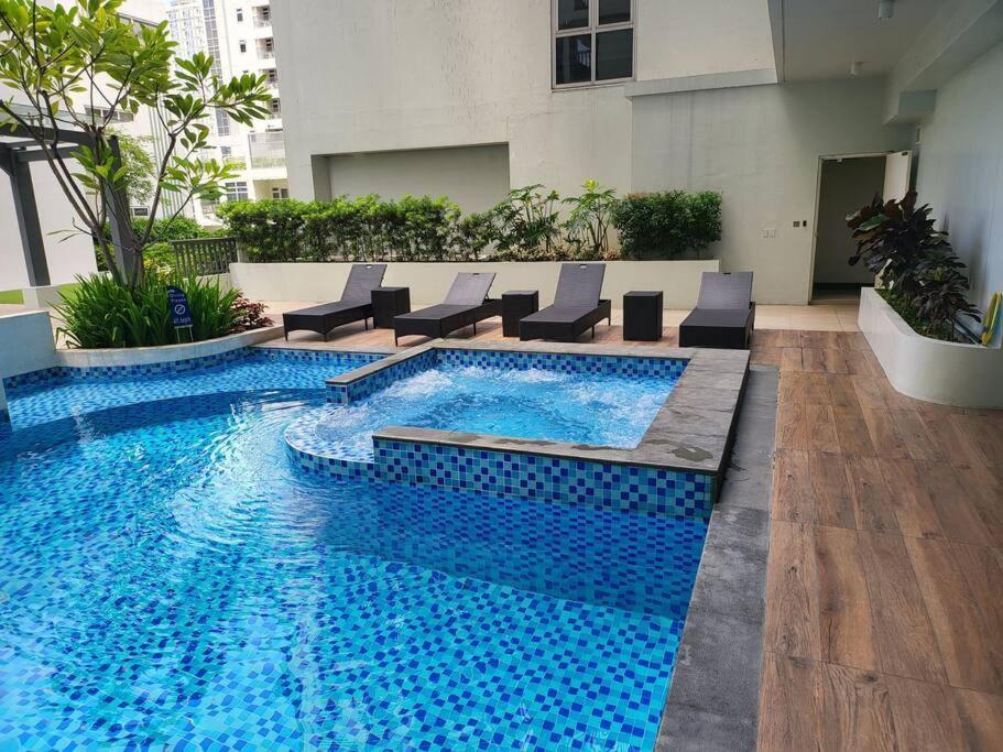 Luxury @ Bgc Sleeps 6 Comfortably Fast Wifi Pool! Apartamento Manila Exterior foto