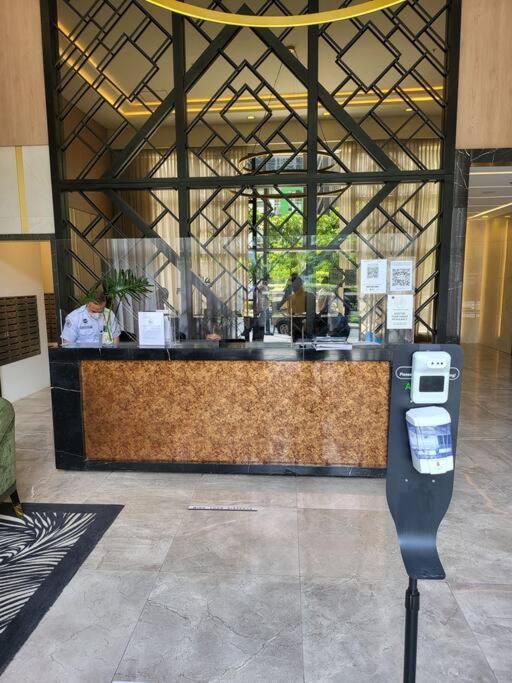 Luxury @ Bgc Sleeps 6 Comfortably Fast Wifi Pool! Apartamento Manila Exterior foto