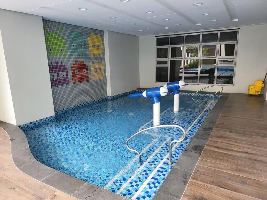 Luxury @ Bgc Sleeps 6 Comfortably Fast Wifi Pool! Apartamento Manila Exterior foto