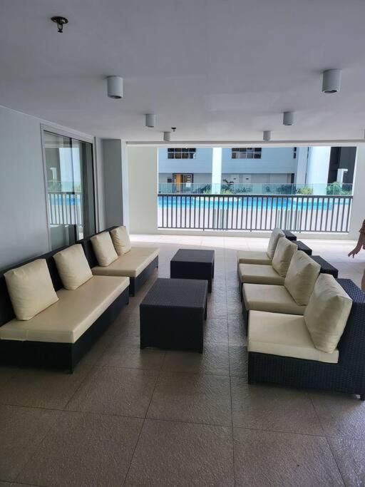 Luxury @ Bgc Sleeps 6 Comfortably Fast Wifi Pool! Apartamento Manila Exterior foto