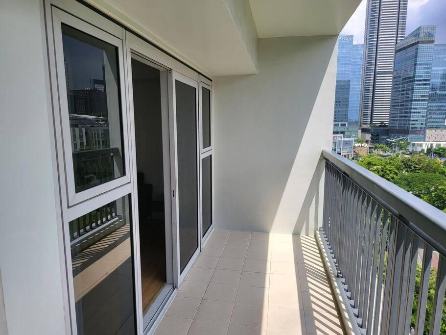 Luxury @ Bgc Sleeps 6 Comfortably Fast Wifi Pool! Apartamento Manila Exterior foto