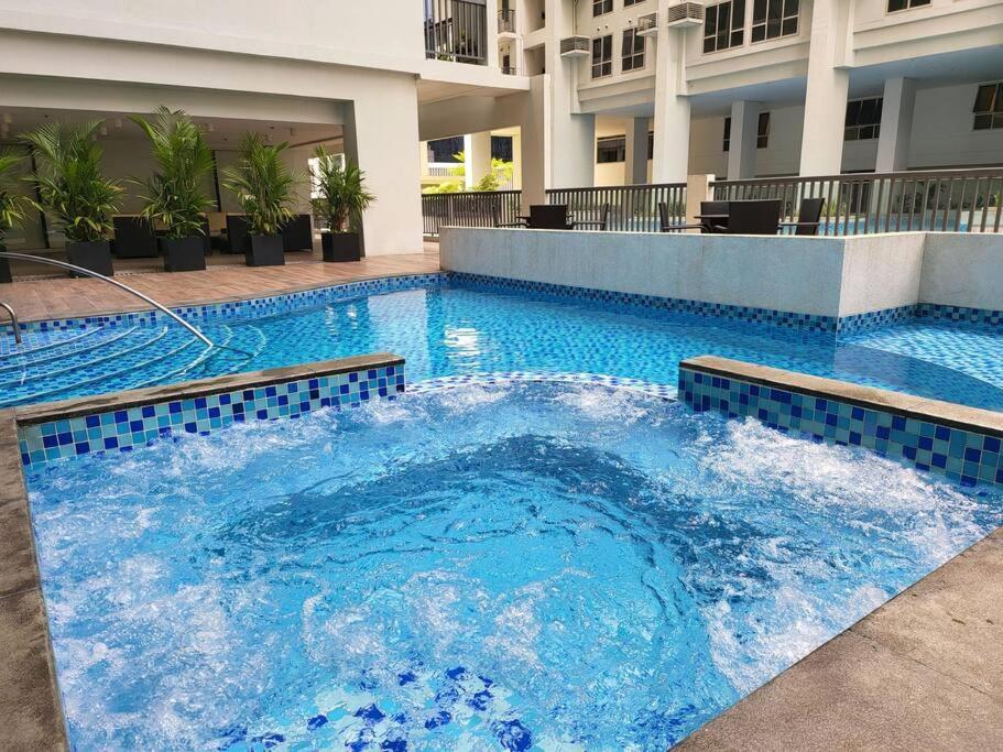 Luxury @ Bgc Sleeps 6 Comfortably Fast Wifi Pool! Apartamento Manila Exterior foto