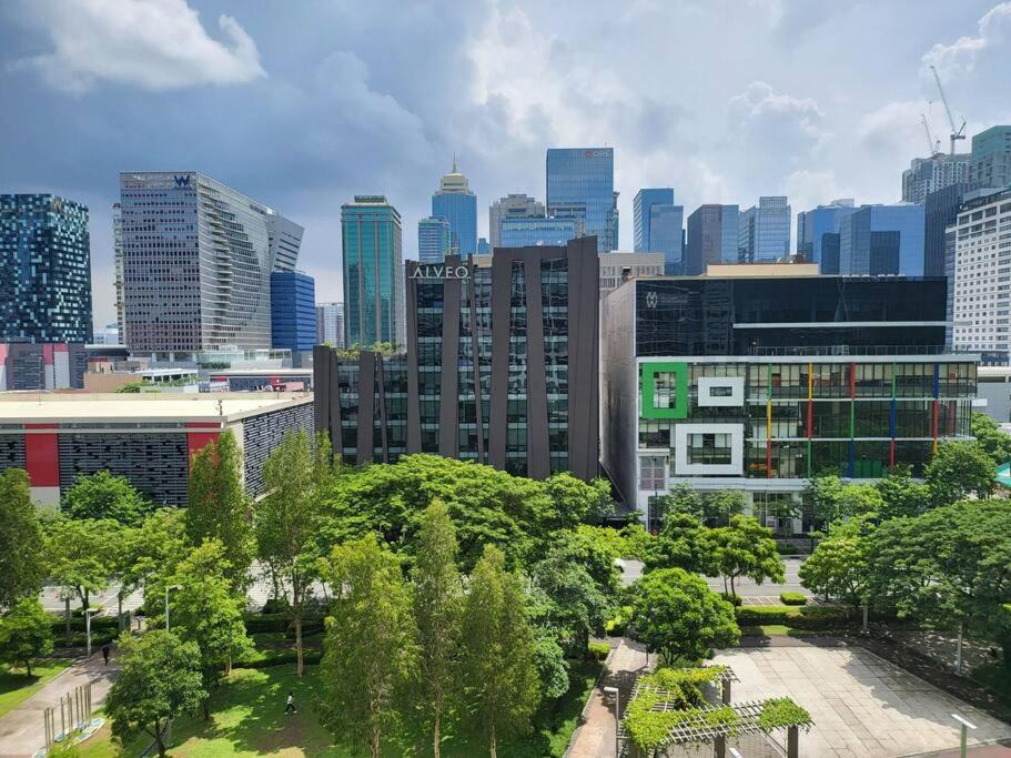 Luxury @ Bgc Sleeps 6 Comfortably Fast Wifi Pool! Apartamento Manila Exterior foto